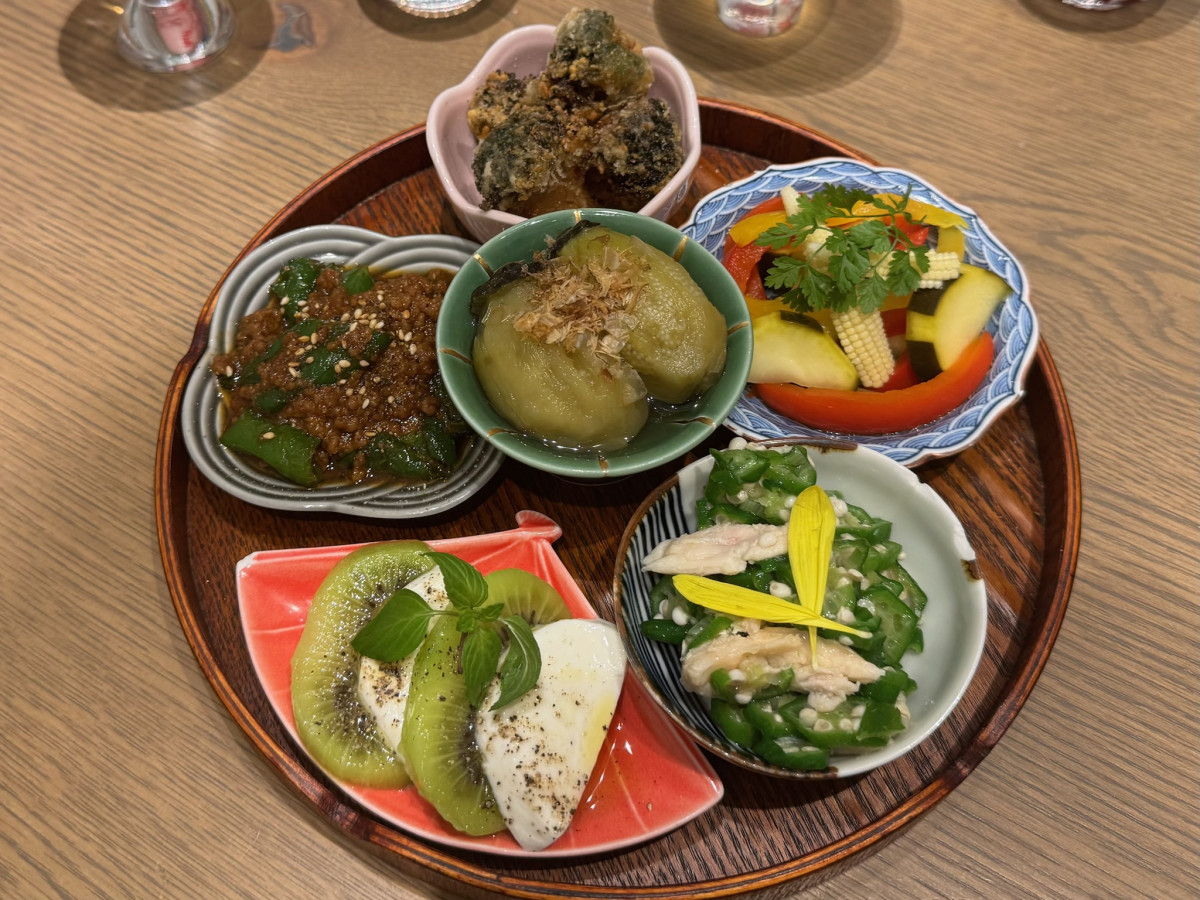 おばんざい六種盛り合わせ（二人前1,780円・税込）